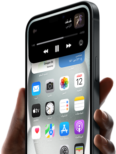 iPhone 15 محمول باليد مع مساحة Dynamic Island تعرض معلومات تتتبّع مشاركة الرحلة.